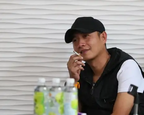 文章讲座抽烟喝酒两不误渣男痞子作风引反感