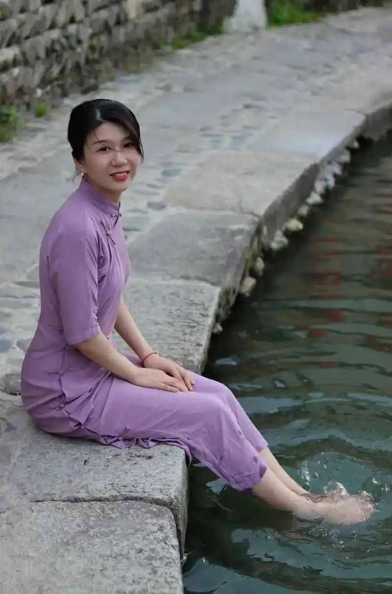 古镇 徽州 夏天 旗袍 荷花 家乡#摄影 #写真 #宏村  - 抖音