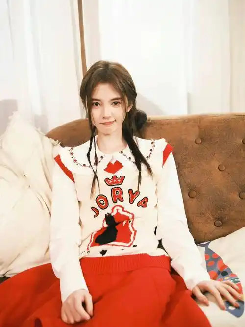 鞠婧祎时尚合集:甜美迷人,清新明丽