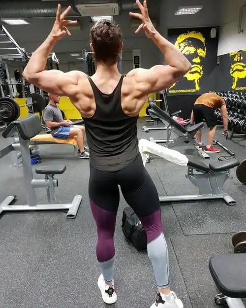 她的体脂率一直没有超过10%,这样低的体脂率更是让她的肌肉线条看起来