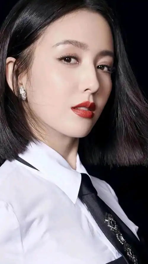 佟丽娅是我见过的最好看的女明星了,明媚动人的鹅蛋脸,炯炯有神的大