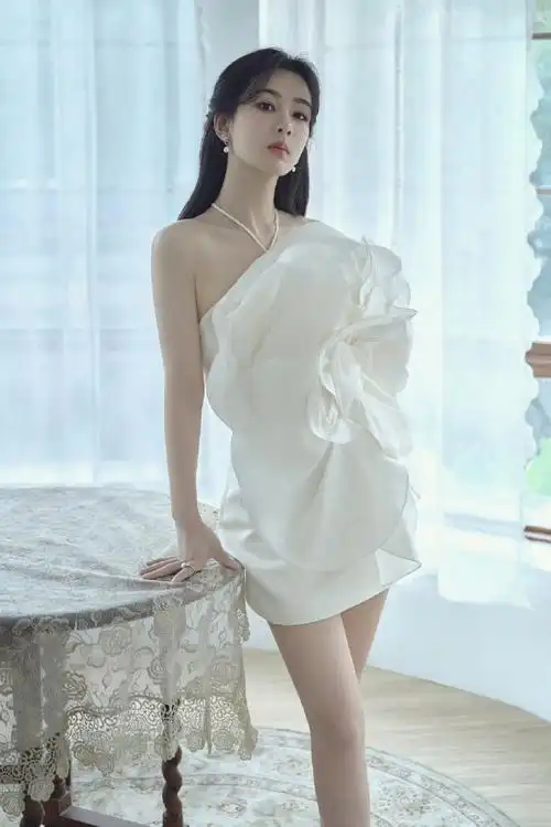 杨紫山茶花白裙