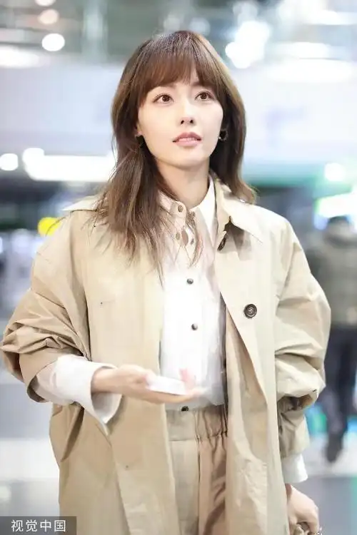 张嘉倪机场生图美出圈网友直呼真看不出她已经35岁了
