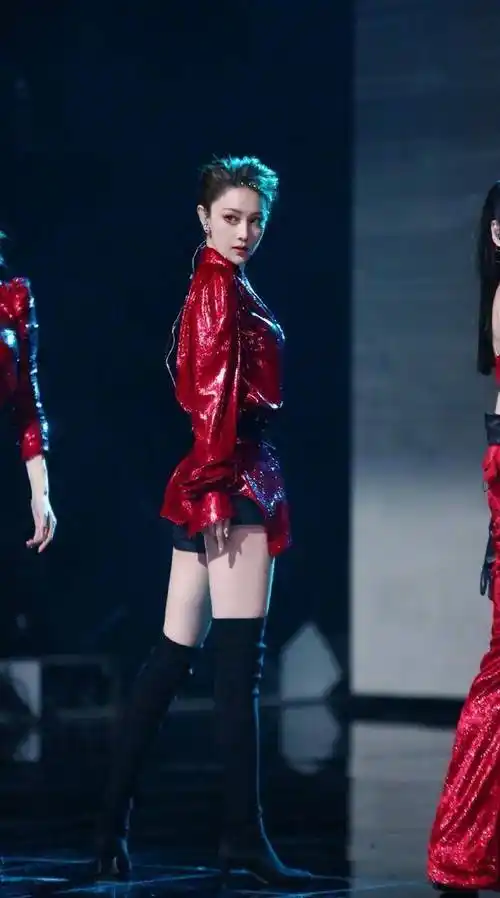 《浪姐2》张馨予终于放开了,安全裤当短裤穿,配长靴霸气时尚_气质