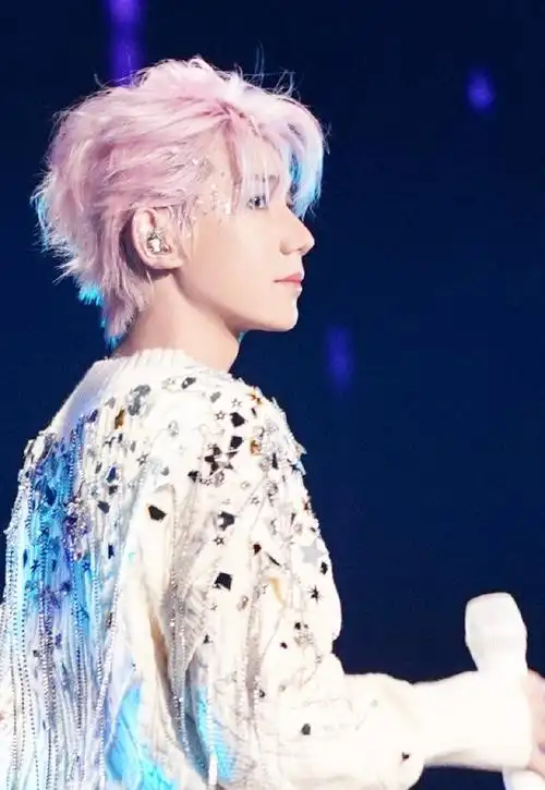 王源晒粉发背影照##王源粉发客厅狂欢照