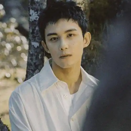 不刮胡子的吴磊man爆了,小鲜肉变霸道总裁,说不心动是假的!