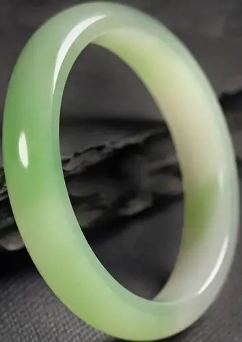 玉器收藏 和田玉 和田玉价格 正文规格:内径5.7条宽1.2cm 重量:49.