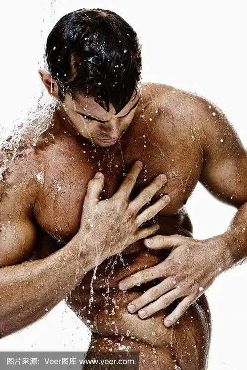 赤膊肌肉男洗澡