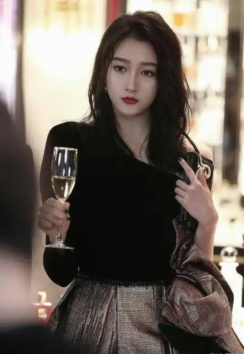 这张生图中的关晓彤,气质简直绝了,宛若商界大佬的独女,是往来于上层