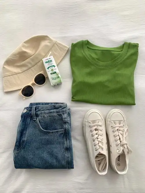 这个草绿色实物真的美翻了无敌显白,白皮黄黑皮都很适合搭配万wan百搭