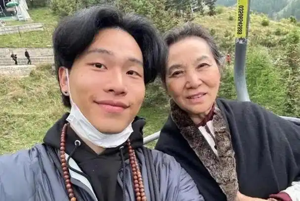 陈坤儿子晒家人近照,长居国外生活优渥,长相帅气与爸爸似兄弟