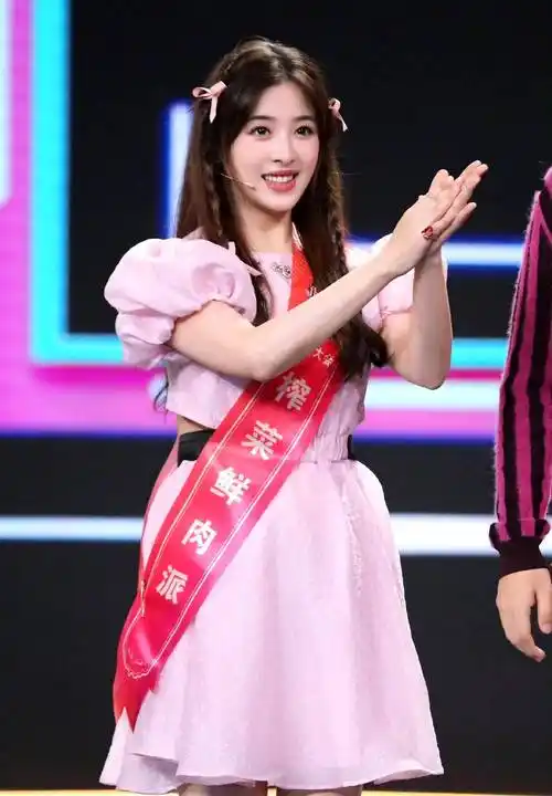 张含韵的综艺风格非常擅长减龄,粉色泡泡袖麻花辫公主裙,俏皮又俏皮!