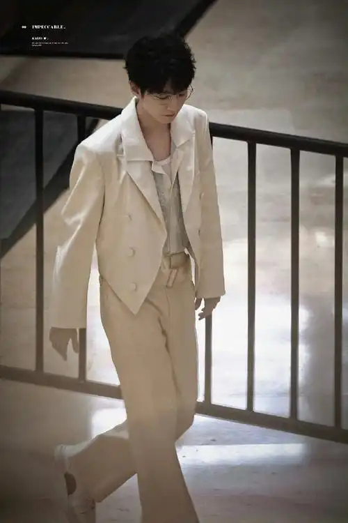 王俊凯cl巴黎时装周#王俊凯穿过的一些深v白西装@tfboys-王俊