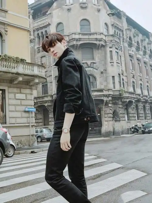 "男团颜霸"车银优拍大片,波点衬衫叠穿红皮衣,身材好就是任性