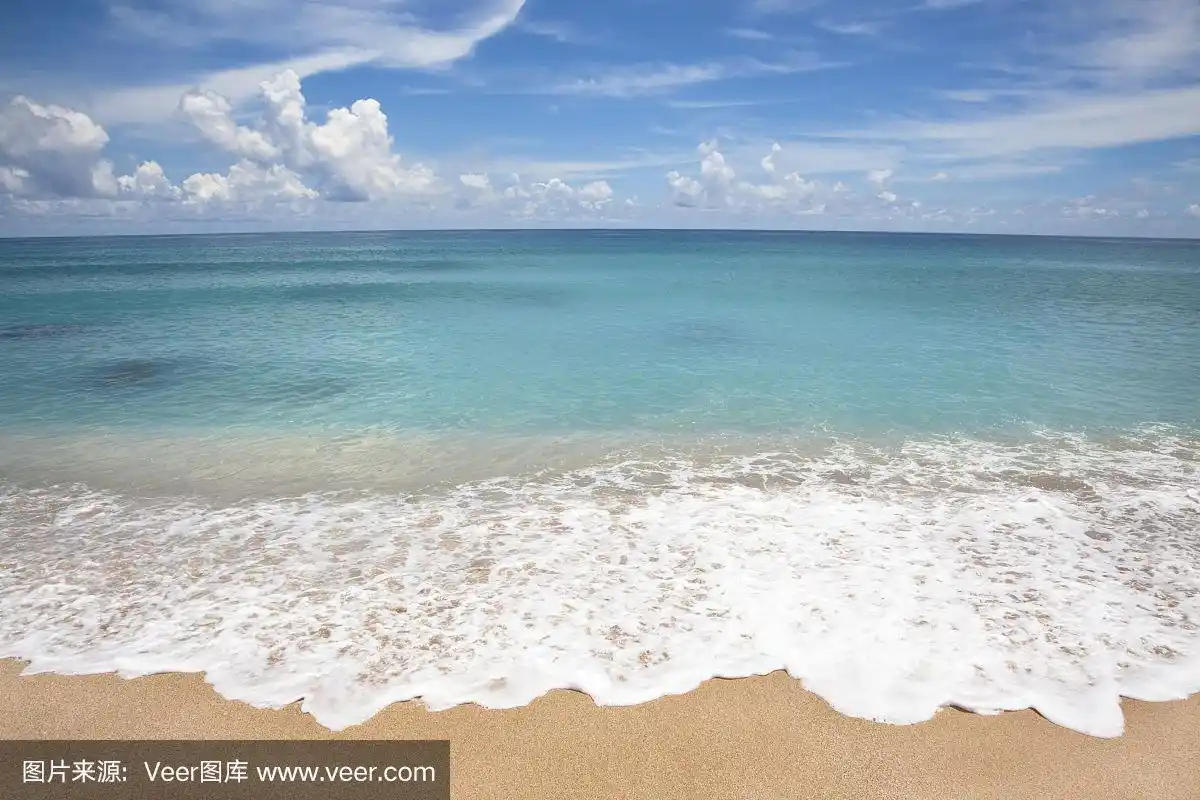 空旷的海滩,白色的浪花
