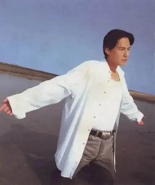 张信哲昔日情歌王子今天54岁