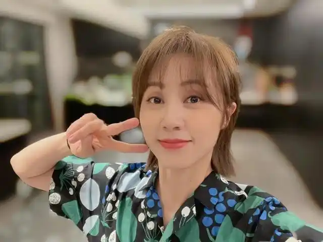 近日,演员孙莉在社交平台上晒出一组照片,正是她拍摄新剧《妻子的选择