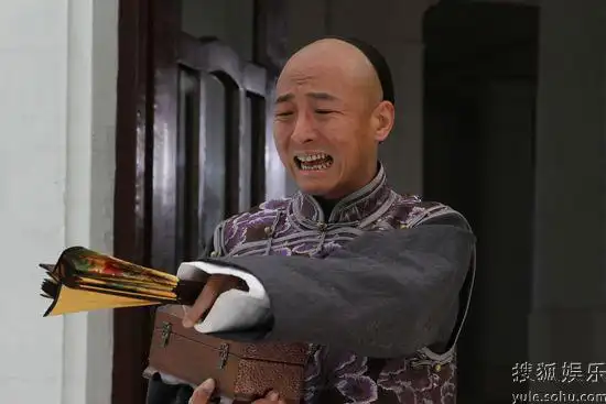 周晓鸥表情夸张