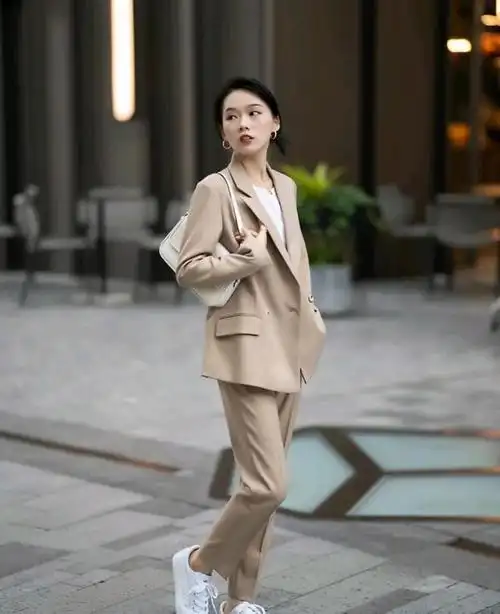 因为在日常生活中经常会看到,尤其是在职场打拼的女生更要穿上西装