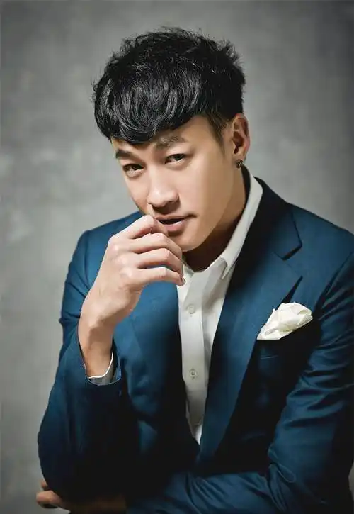 身材和脸"不配"的明星,有人长得丑身材好,有人身材差长得美_何润东