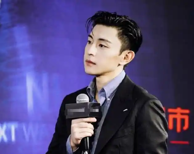 生图杀手!邓伦亮相活动被抓拍,修图师都无从下手