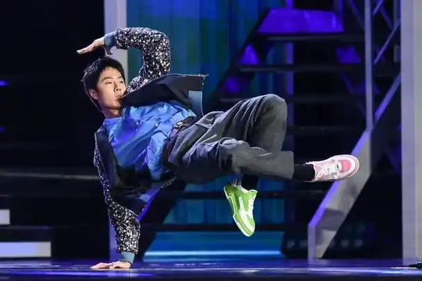 街舞开赛,王一博成门面担当,满大街无处不在