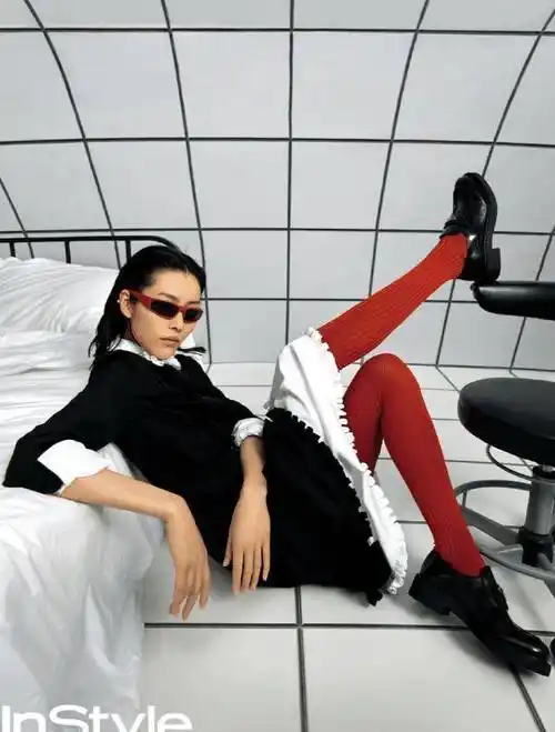 刘雯登《优家画报》,红黑碰撞秀纤细身材,时尚魅力满分