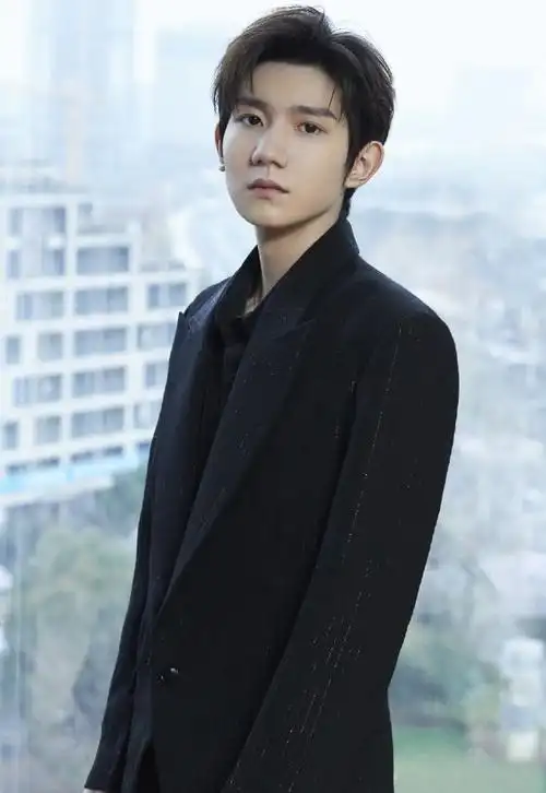 有种"接骨长高"叫王源,身高突破一米八,已成三小只最帅男子