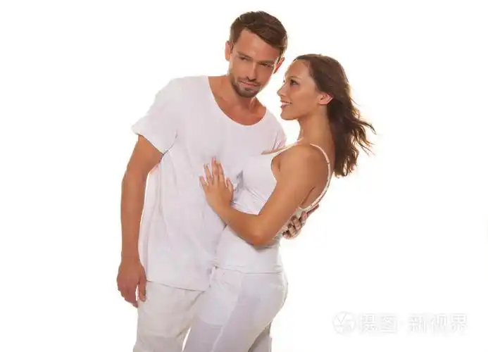 幸福的情侣拥抱穿白色