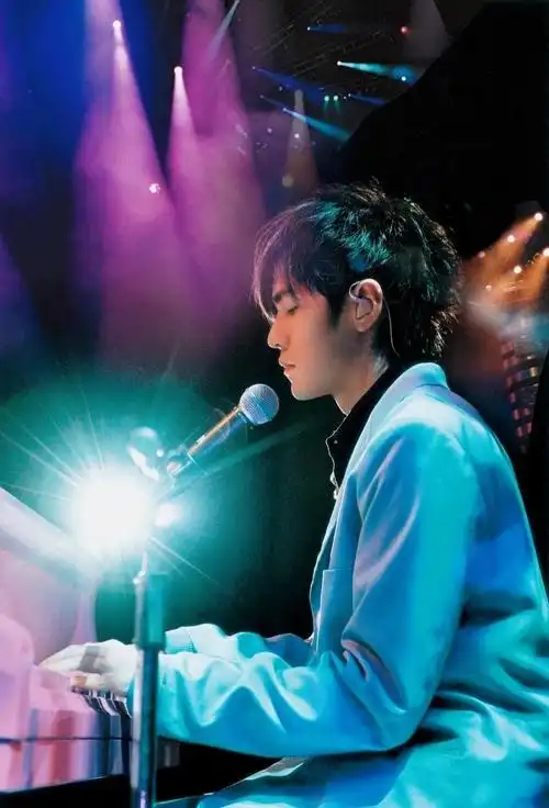 周杰伦2004年无与伦比演唱会的造型绝了,每一套都非常出彩,都非常适合