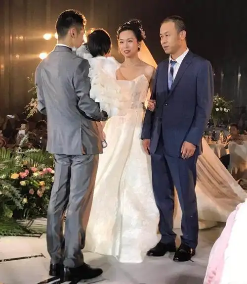 婚礼现场张成龙身穿帅气的西装,妻子赵紫嫣穿着白色的婚纱也很漂亮