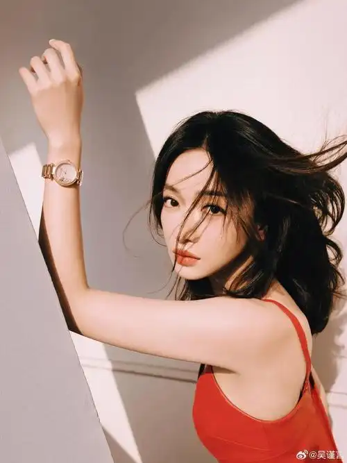 吴谨言着红裙出席活动,这抹红色为瘦瘦的她增添了一丝女人的妩媚_网易