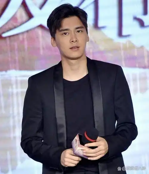 李易峰寺庙祈福近照曝光驼背如路人引关注退圈后昔日星味全无