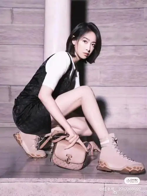 宋茜 脚踩diamond x hike登山靴,以 varenne