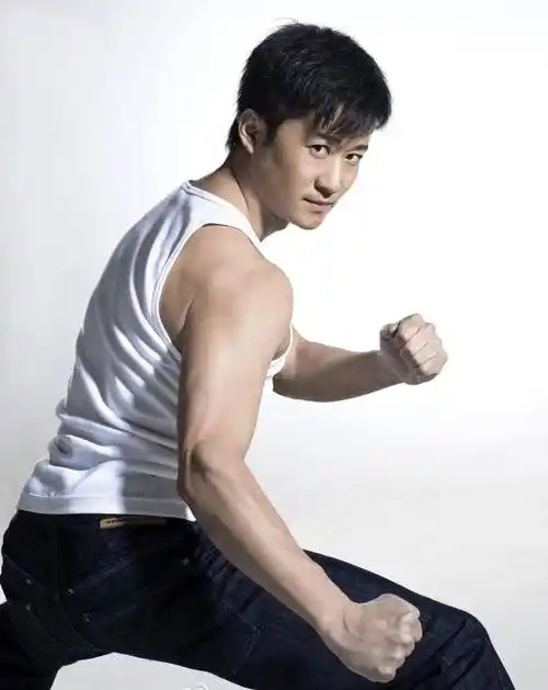 吴京曾因拍戏受伤,导致大拇指截去一截,以拄拐出席婚礼!