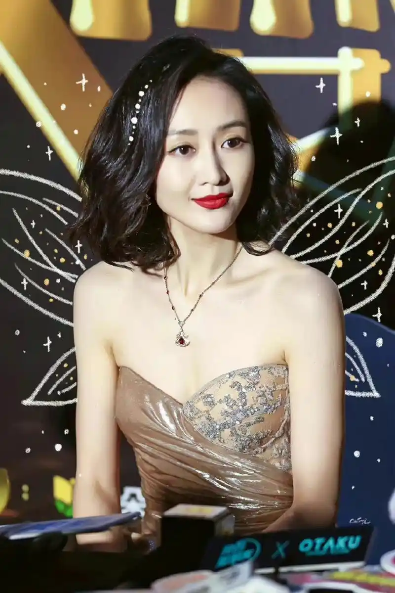 这样看感觉王鸥的身材也不怎样,颜值也很一般