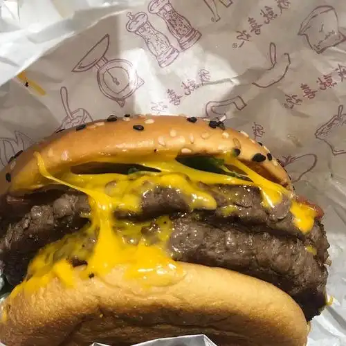 麦当劳双层安格斯厚牛培根堡