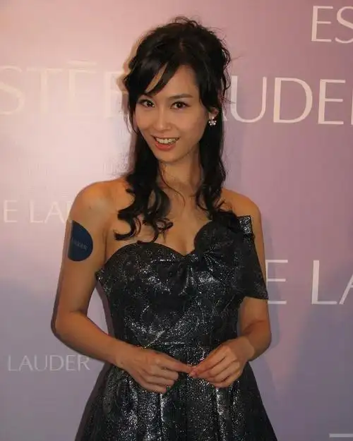 年轻的朱茵有多美抹胸裙配半扎卷发挡不住的妩媚风情