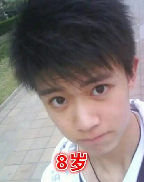 这是任嘉伦8岁时候的照片,当然此时的任嘉伦是比较清秀的,并且眼睛也