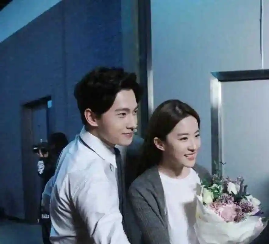 不会还有人不知道杨洋和刘亦菲从相识,到一家三口的故事吧!