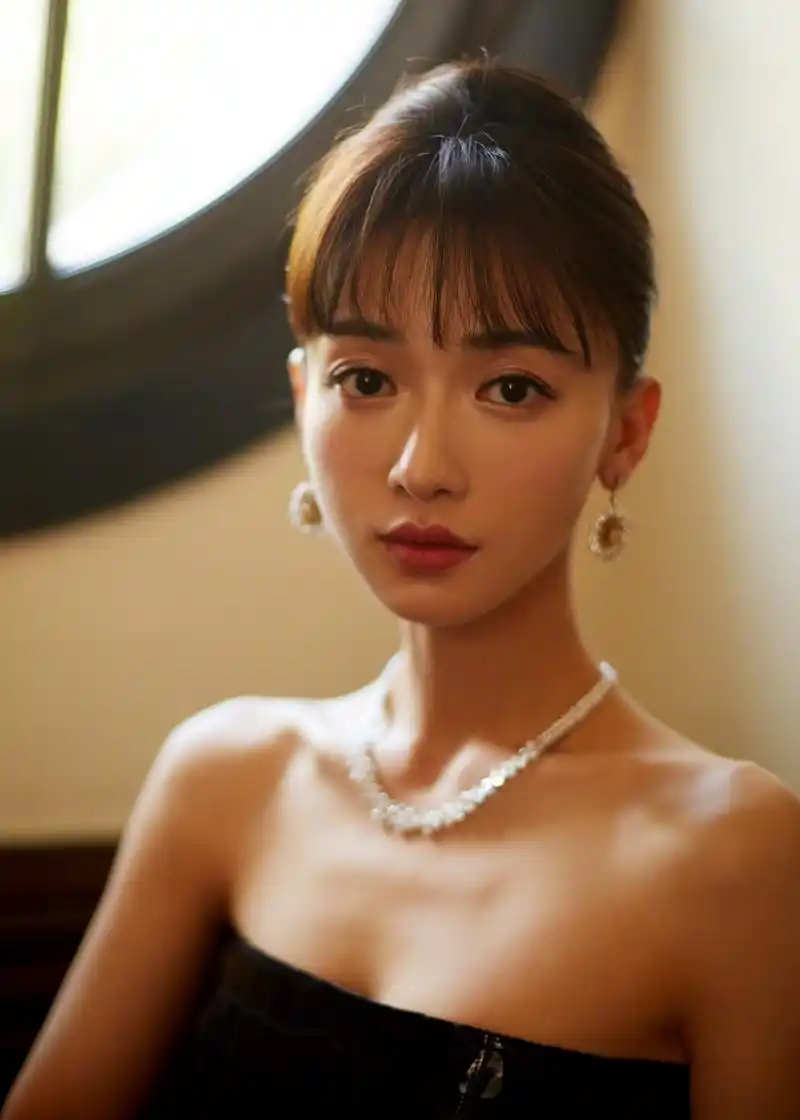 吴谨言身穿一袭黑曜石礼服亮相上海,搭配高级定制系列项链和耳环,璀璨