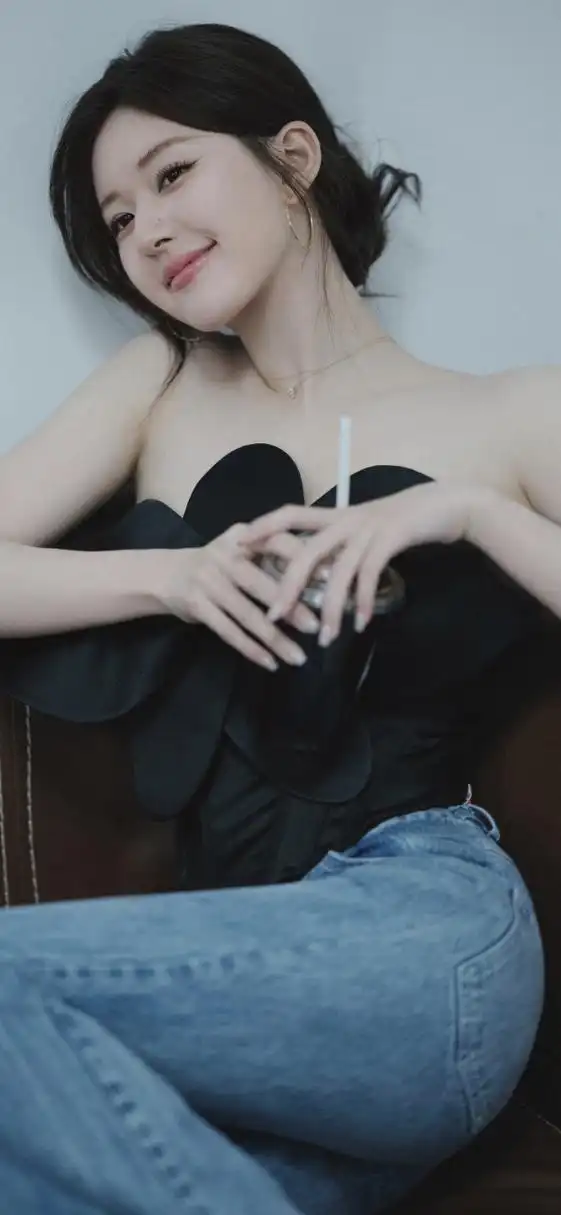 赵露思牛仔裤穿的挺性感