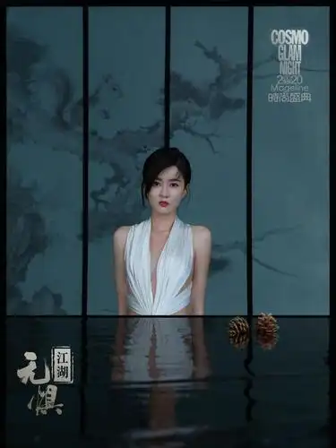 乔欣穿深v镂空礼裙走红毯无惧低温天气大胆走性感惹火路线