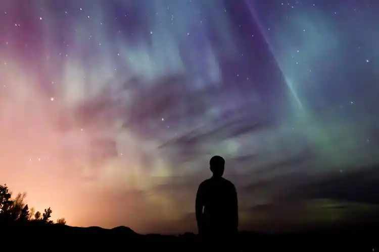 星空下一个人的孤独背影