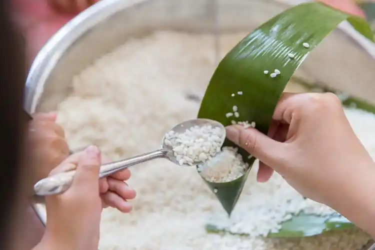 包粽子.图片来源:视觉中国