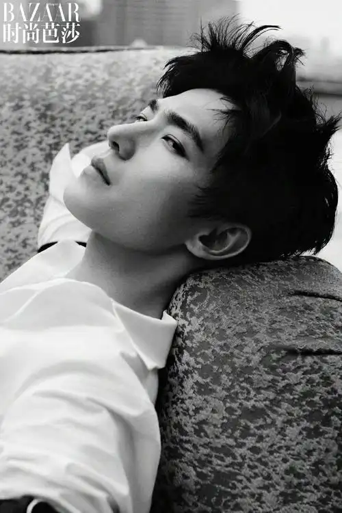 杨洋时尚芭莎八月刊封面