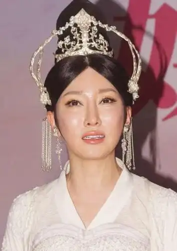 萨顶顶近照"大变脸"眼睛好像睁不开,网友直呼:认不出