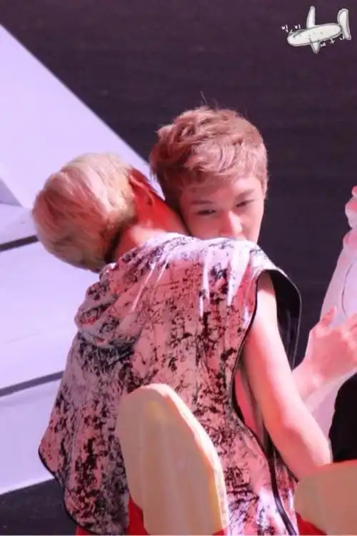 张艺兴 吴世勋 #魂蛋# 偶像盛典的亲肩膀吹(舔?