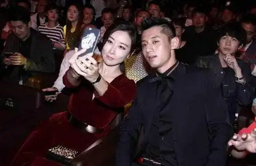 毛俊杰与张继科出席盛典 贴面热聊玩自拍