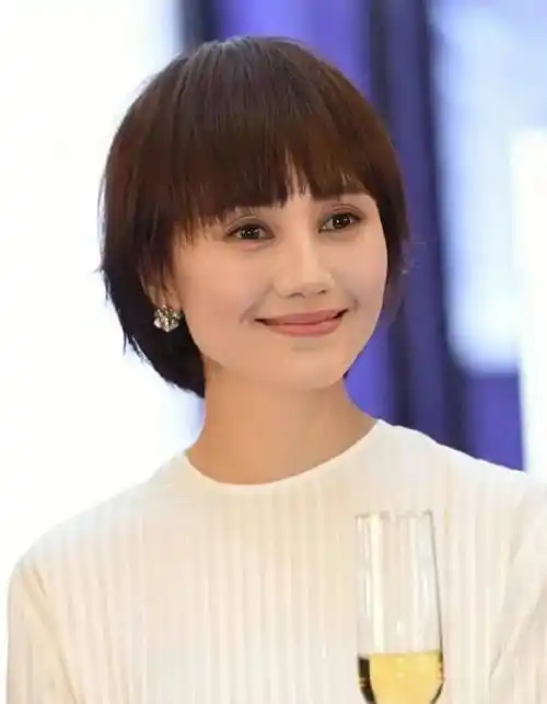 这才是最适合4,50岁女人的发型:不烫不染好打理,还减龄显脸小_大气